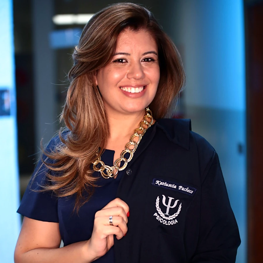 Psicóloga Katiuscia Pacheco em ambiente profissional